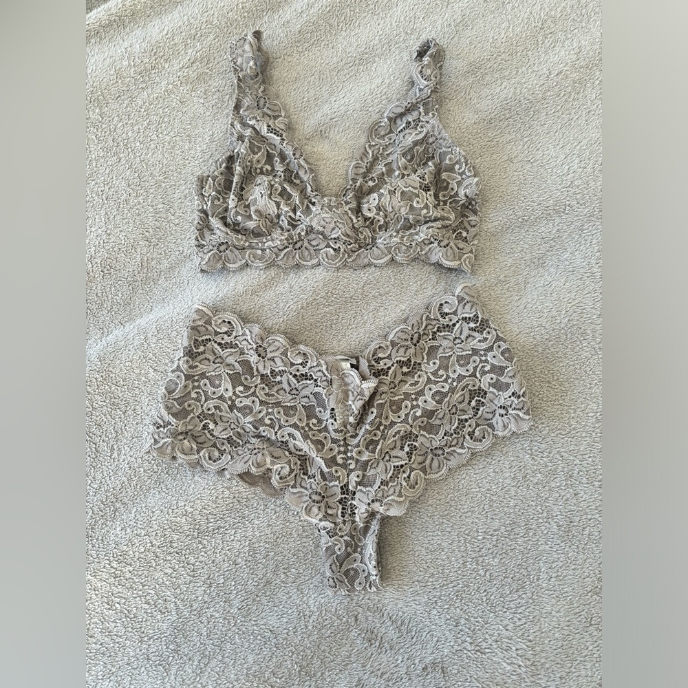 Hanro Luxury Moments
Lace Soft Cup Bra & Lace Boyleg